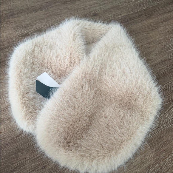 Tulip Bridal Accessories - NWT Tulip Bridal Cream Beige Faux Fur Wrap Stole Wedding Women’s Size Small